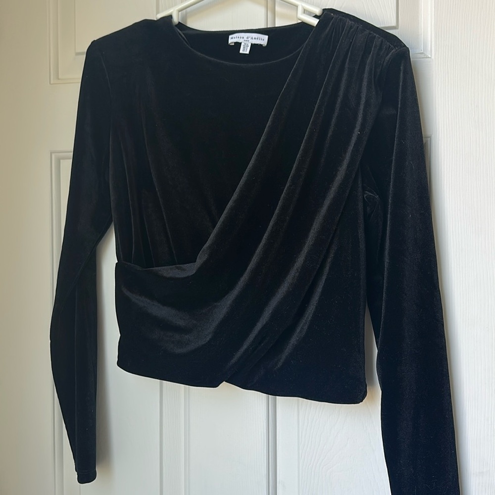 Long sleeve black feminine top!